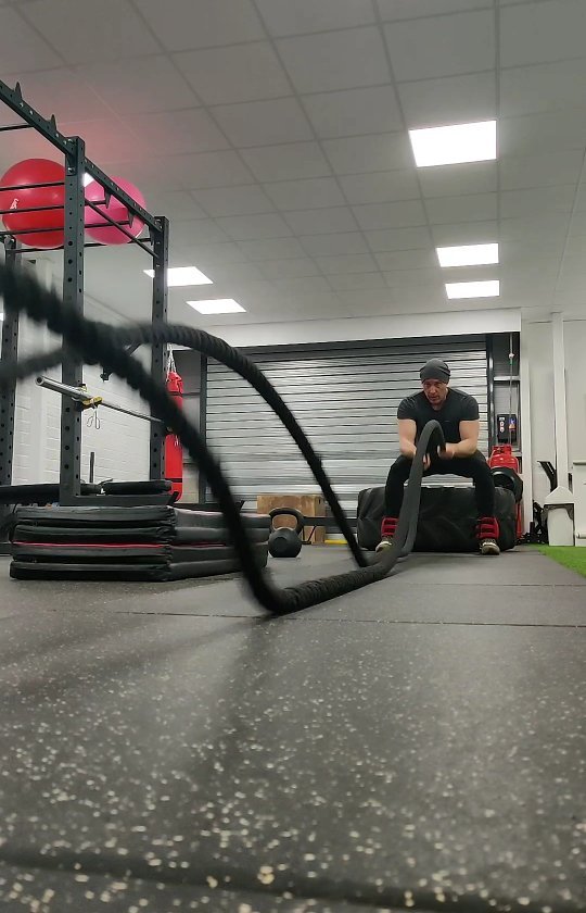 Day 1. Summer shred, Legday HiiT finisher. I'm not one for cardio, so, instead i add a quick HiiT session to the end of each session to maximise calories burnt without the muscle loss prolonged cardio session bring with it. This circuit 30 seconds on15 seconds rest- Battle ropes - Kettlebell swing- Weighted abs - Tyre flip.I'll be honest 2 rounds and I was fading.Why?- I'm lacking cardio fitness- lack of sleep- not enough protein eaten - first morning workout for a whileWhat to do First and fore.most, it is what it is.Don't beat yourself up, if youre not where you want to be. But, keep the momentum going! Then Sleep better, eat better and repeat..Try this split after your Legday and let me know how you get on..#legday#hiit #wod #instafit #instagym #fitover40 #train